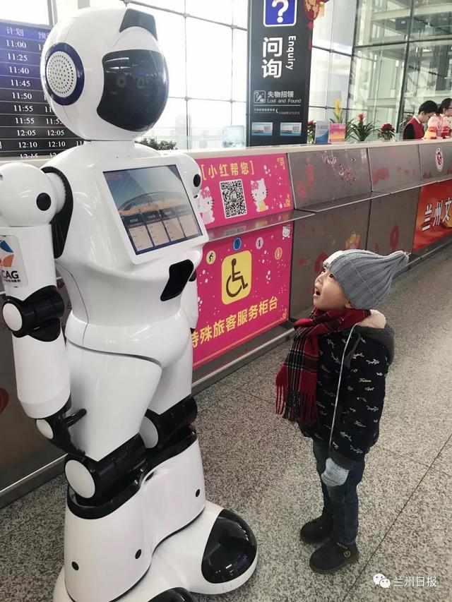 查询航班,问路指引……真的被中川机场这两个机器人"地勤"萌到了