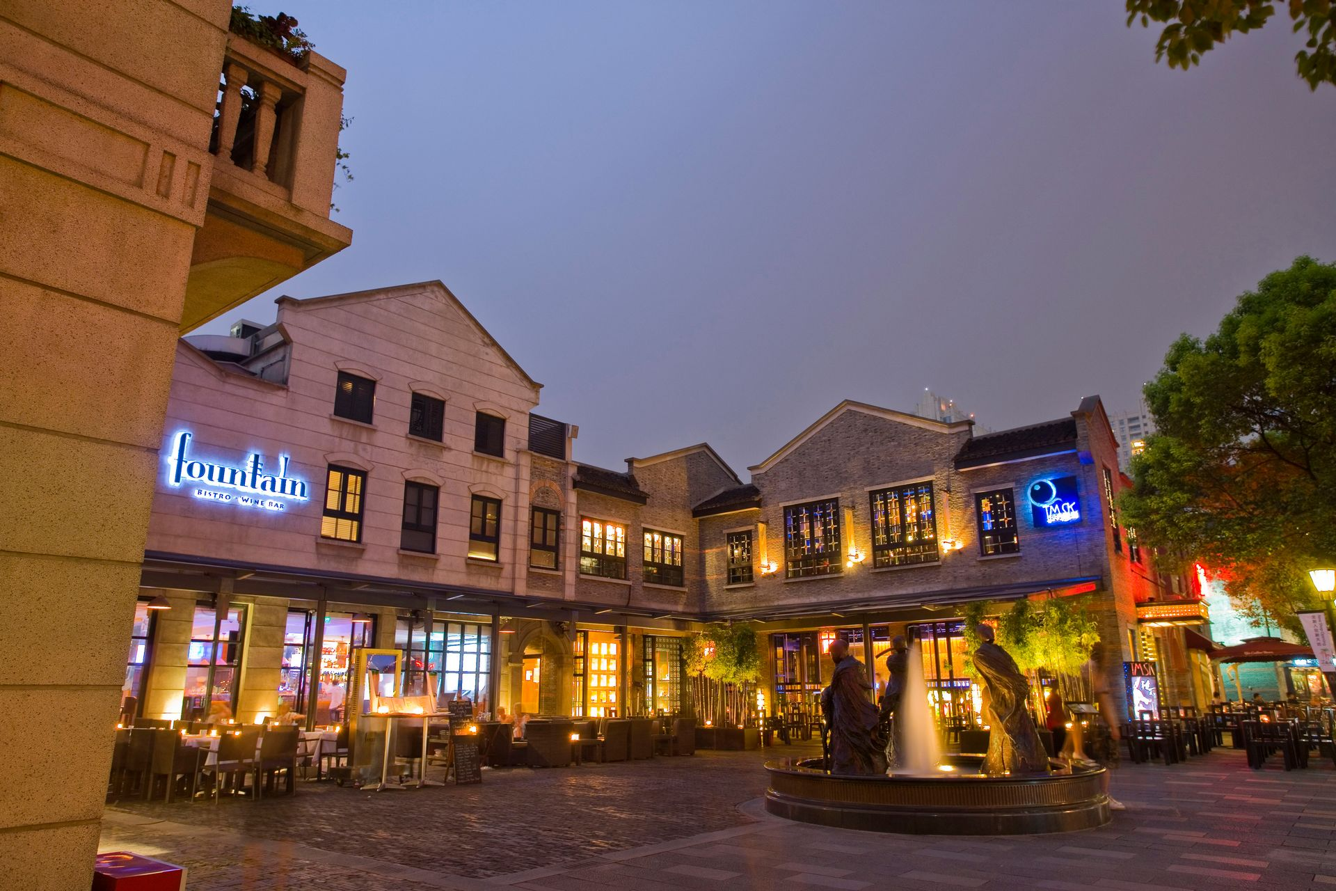 南北高架路夜景 新天地夜景 新天地是上海历史文化风貌与西方文化