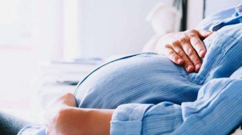 怀孕妻子突然肚子疼要生了,给老公打电话求救