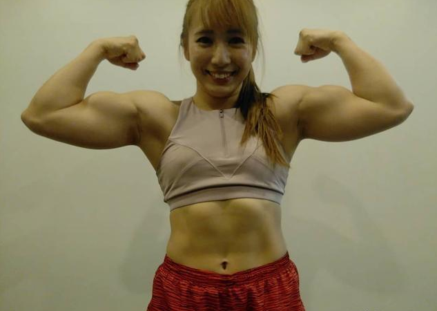 日本美女健身4年,练出金刚芭比身材,展示力与美的结合