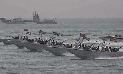 伊朗海军发扬狼群战术,大批快艇围堵北约战舰,美方头疼不已