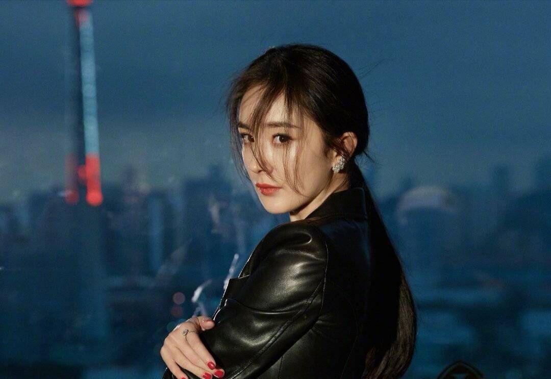 杨幂频繁上综艺为《暴风眼》预热,国安局造型不要太帅