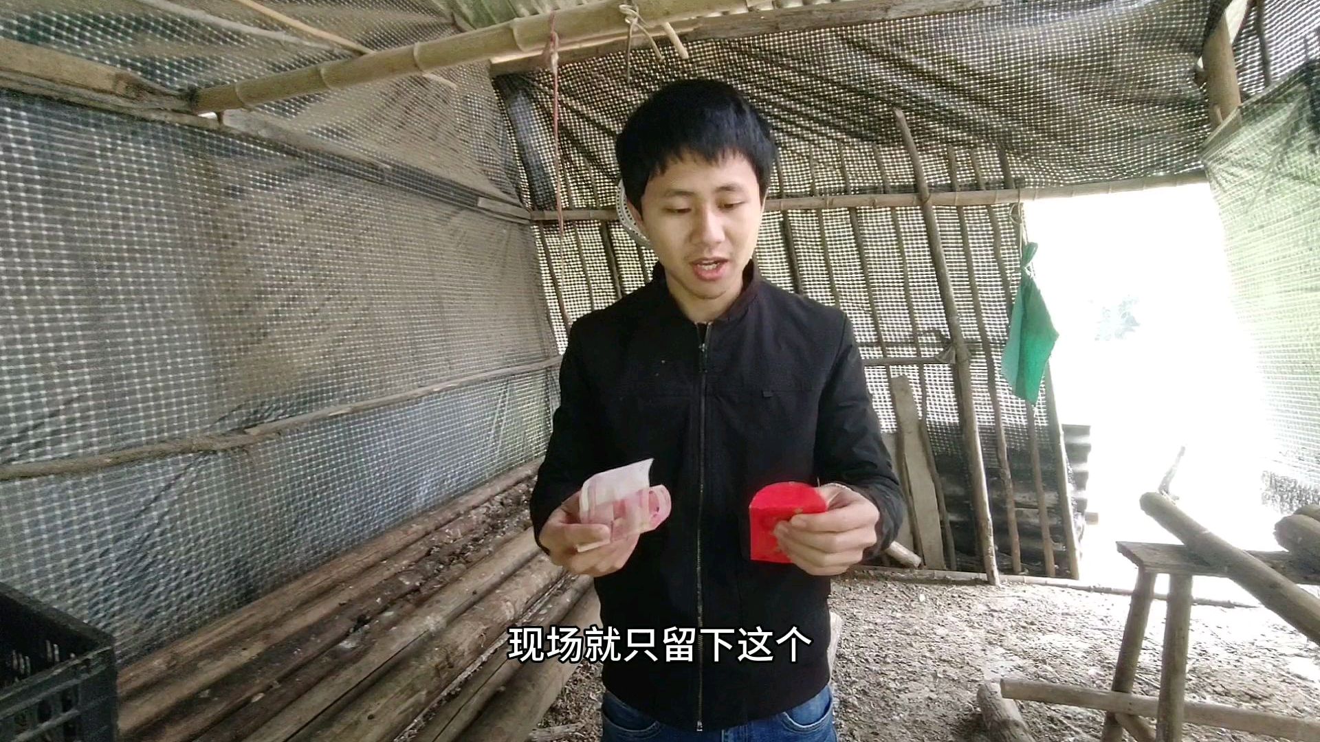 小伙去捡鸡蛋,发现鸡窝里面有个包了200块的红包,鸡蛋都没了?