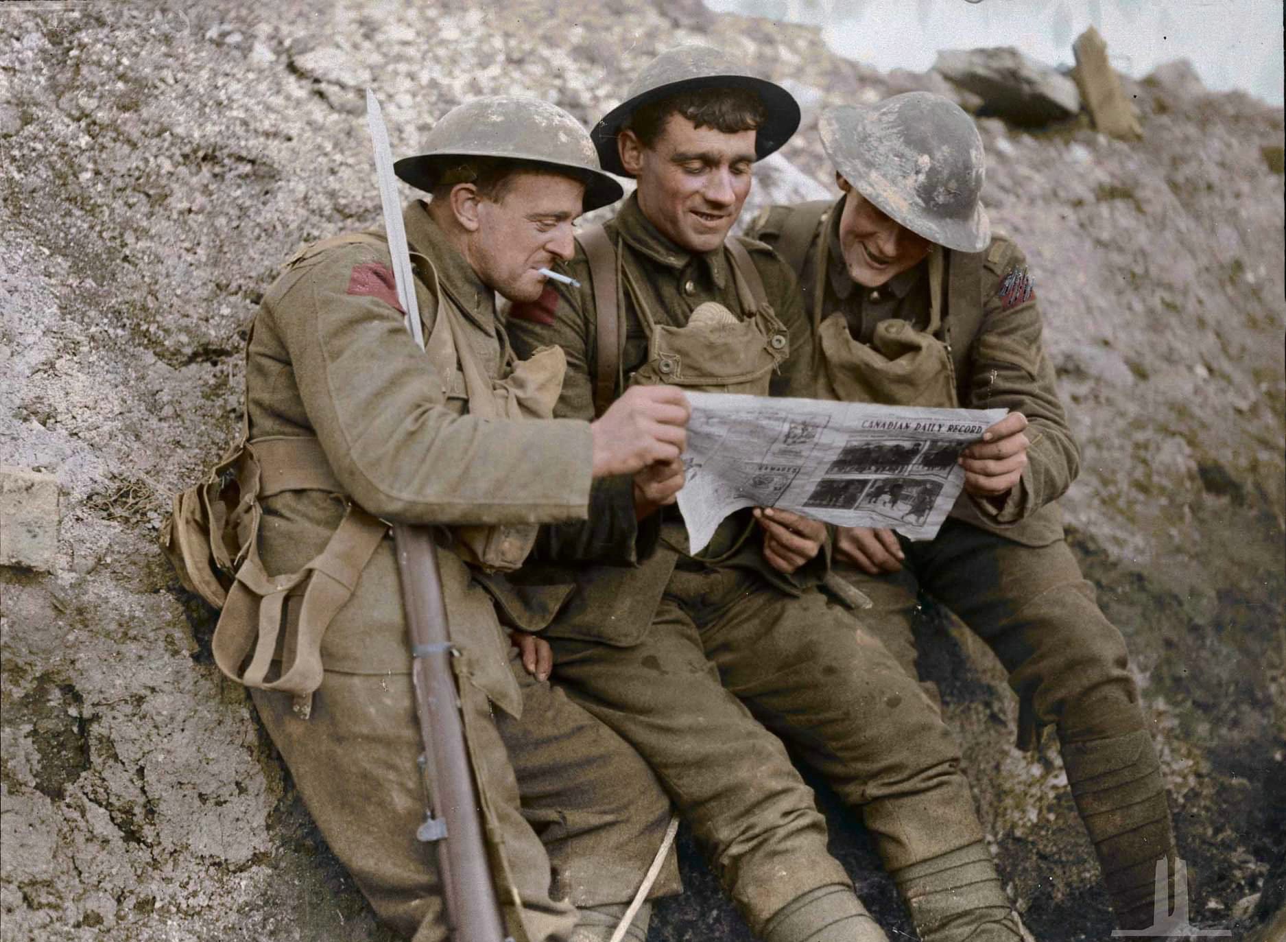 三名聚精会神读报的加拿大士兵