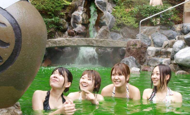 在日本泡温泉,女性不能发出声音,馆内暗藏"猫腻"规定?