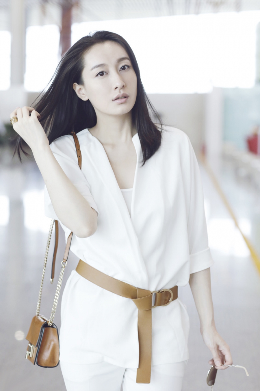 董维嘉穿着这样一件传承着东方美学而又不失典雅的纯手工礼服,格外