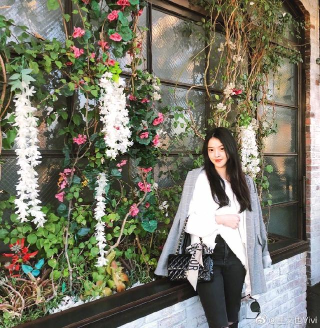 就在刚才,王文也在微博中晒出了一张美照,配文"21岁!
