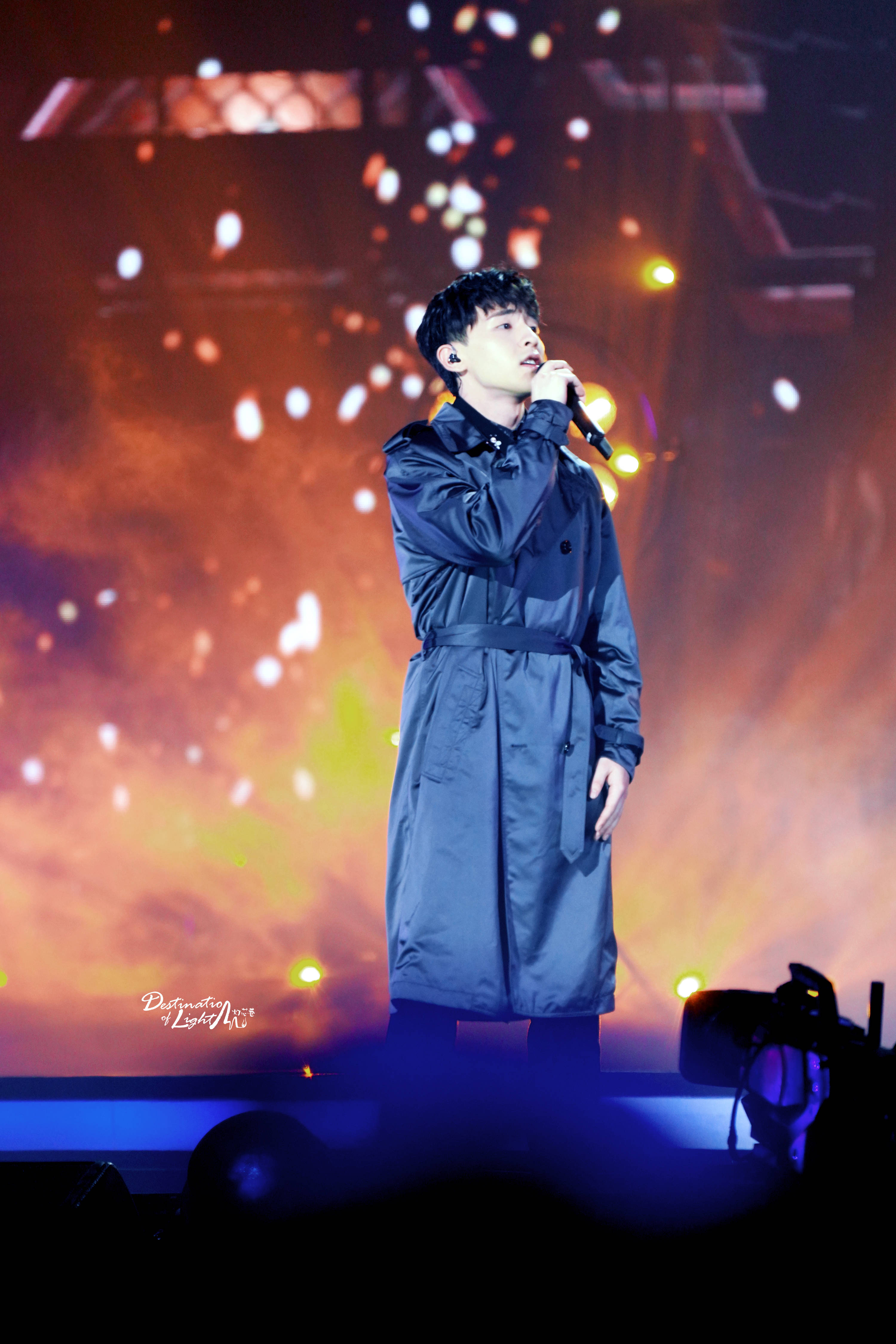 邓伦亮相东方卫视2019年跨年演唱会,穿风衣帅气十足.