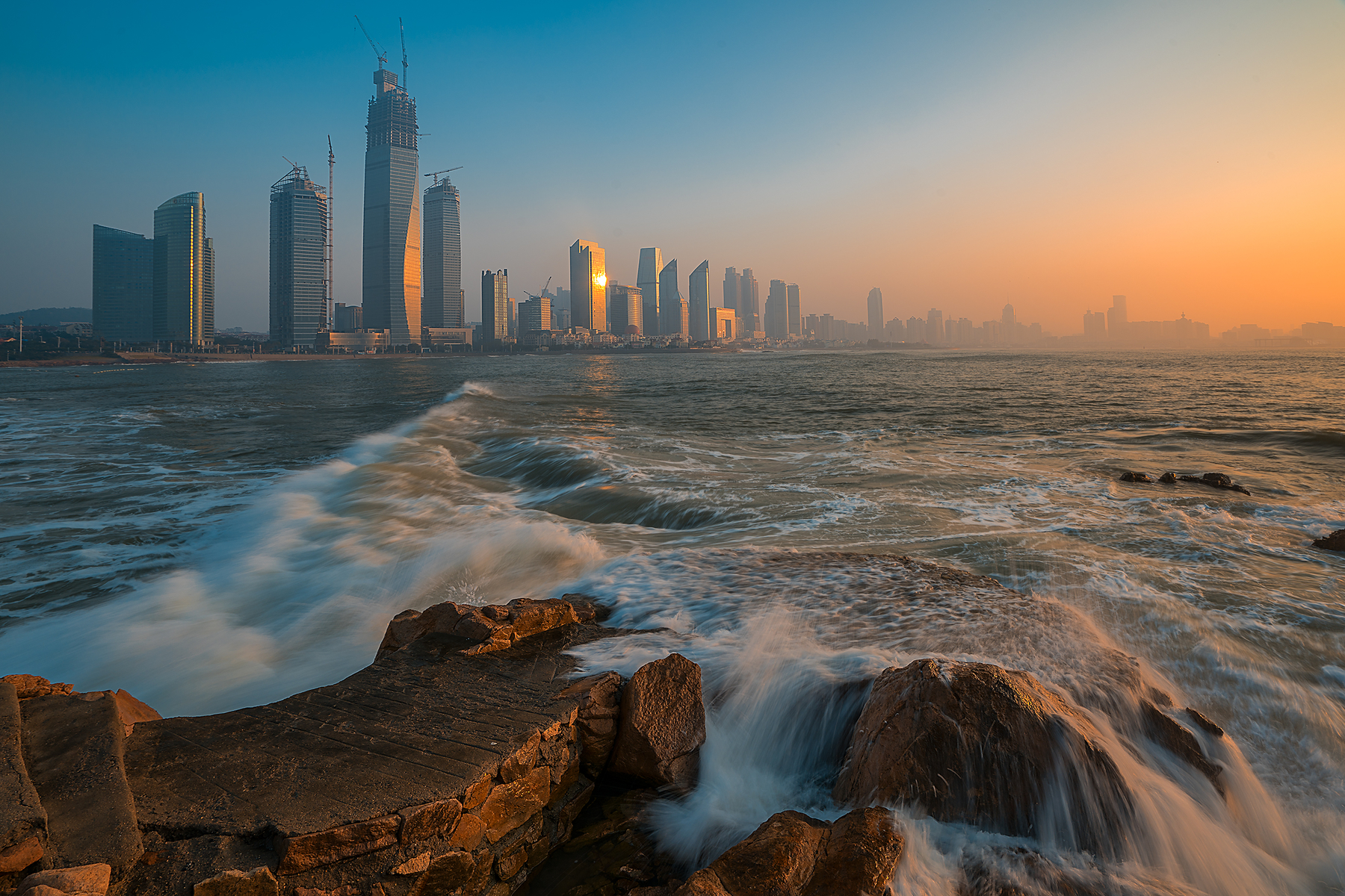 风光摄影:大浪滔天的青岛前海