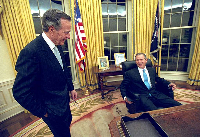 从二战英雄到美国总统,回顾老布什传奇的一生