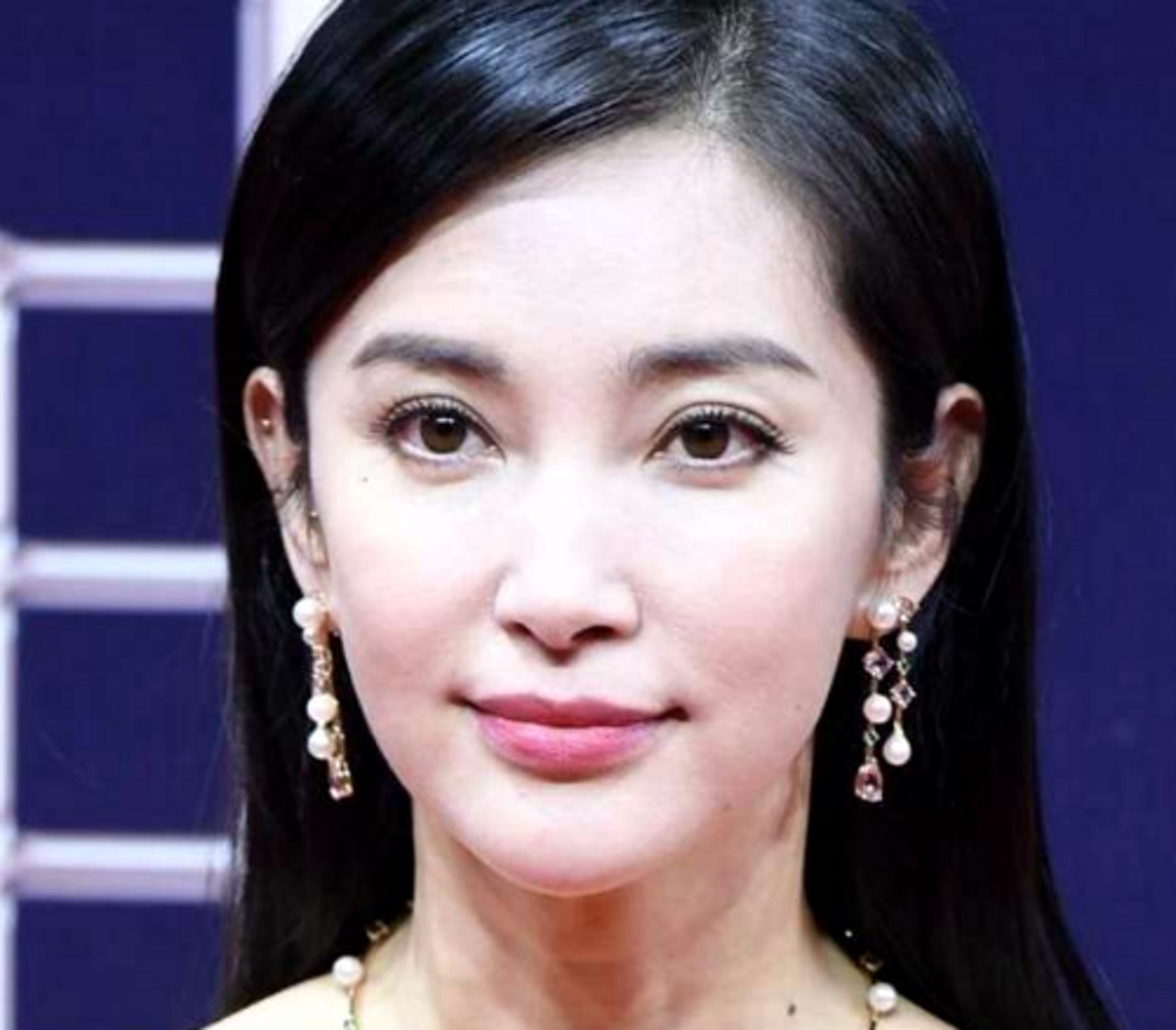 岁月饶过谁,微博之夜就是"照妖镜",倪妮白发抢镜,但她真美!