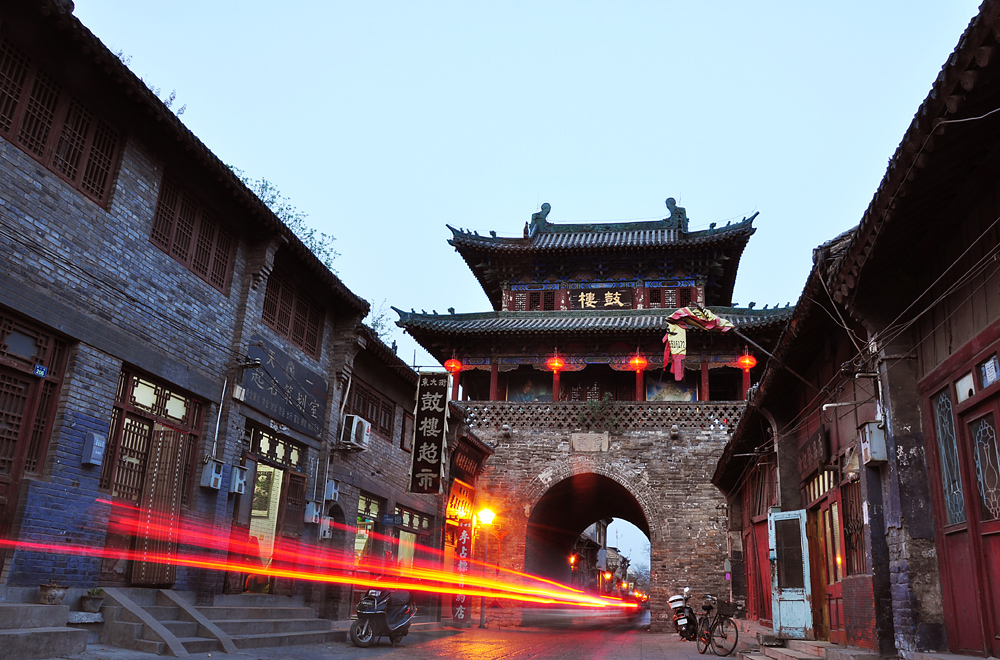 安阳鼓楼 钟楼内悬挂明代一大铜钟,重860公斤,系铜掺银而铸.