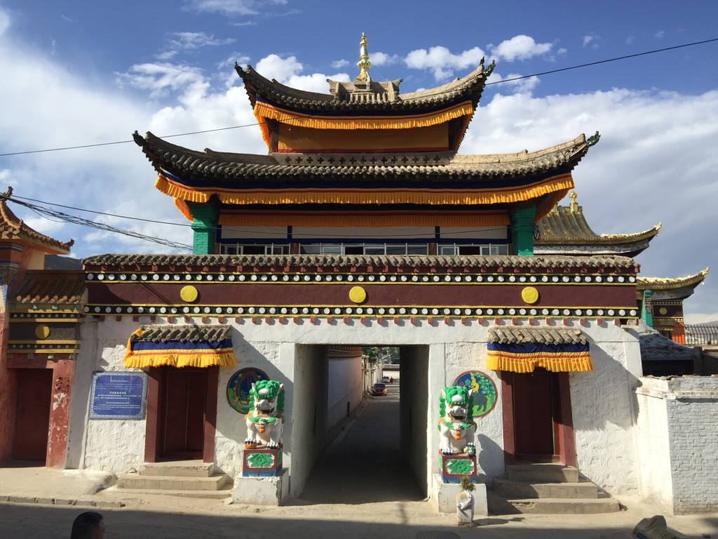 青海同仁县隆务寺一僧舍发生火灾,9人逃离4人死亡