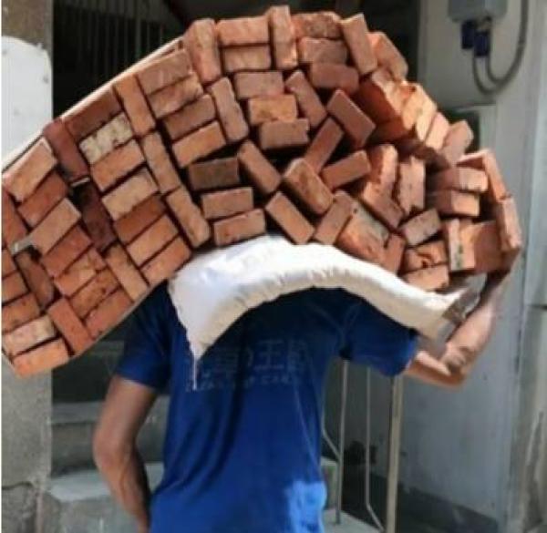 安徽亳州中年男子背砖走红,每次扛三百多斤,网友:他是盖世英雄