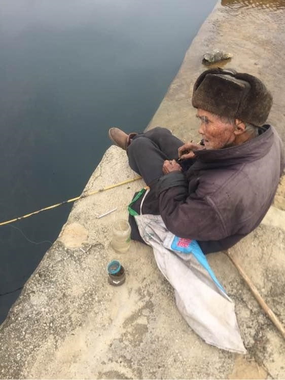 偶遇88岁的老大爷钓鱼,鱼获多少不重要,主要的是活得开心!