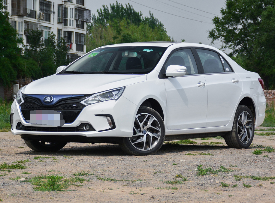 就是因为这个外观才关注并购买了比亚迪-ev300 尊享版,前脸霸气,屁股