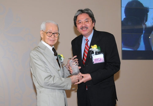 原籍镇海的香港文坛教父刘以鬯,"酒徒"飘然而去