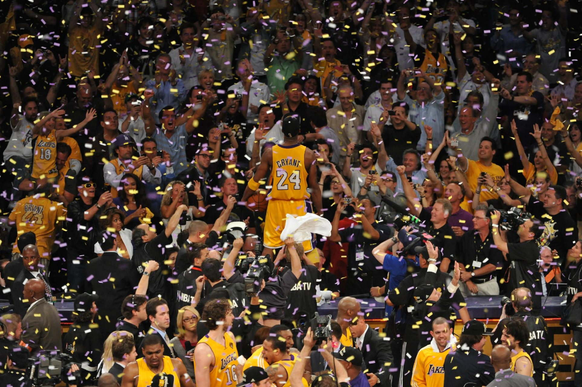 8号与24号的科比同样伟大 8号科比1997年扣篮大赛一鸣惊人,1998年成为