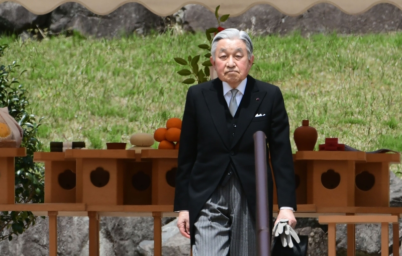 最后一次以天皇身分祭祠·日皇明仁到皇陵拜祭父亲
