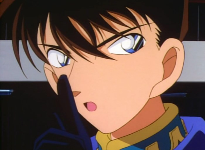 因为欢呼声太高,新一比了个"噤声"的手势,同学们都互相监督着安静了