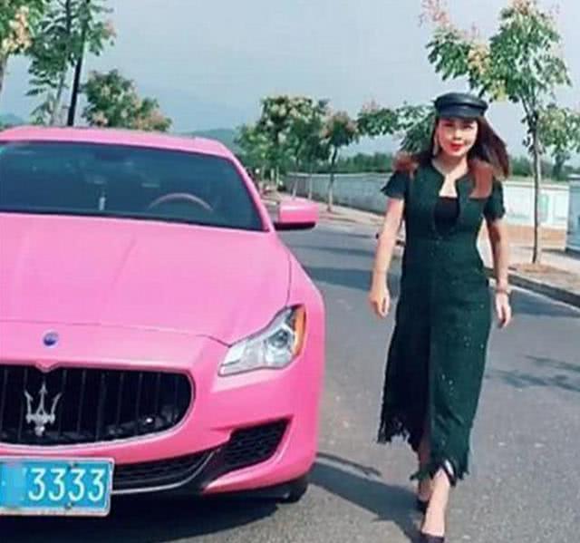 富婆开粉色玛莎拉蒂,炫富手段太招摇,但人们的焦点却并不是车!