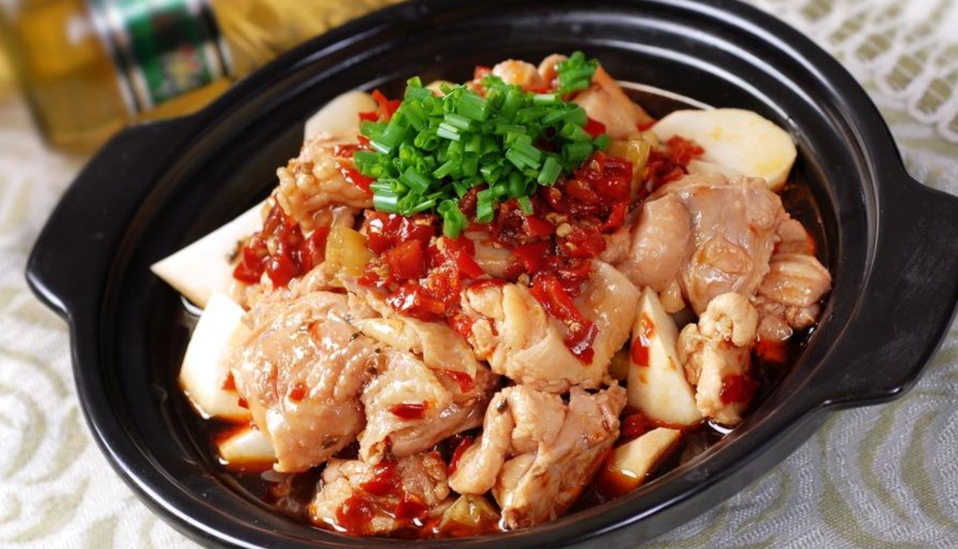 鸡肉换一种做法,做成剁椒鸡块,麻辣鲜香做法简单!