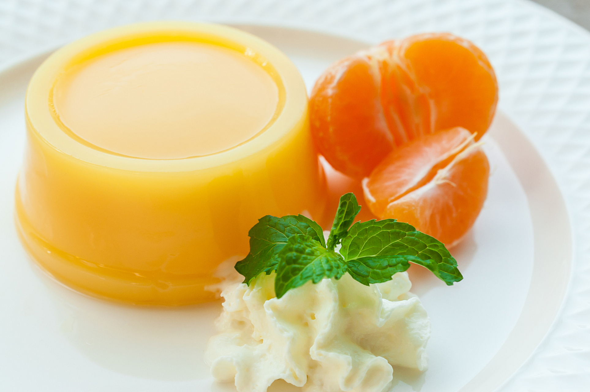 水果养生食谱之"榴莲布丁" 原料:新鲜榴莲果肉240克,布丁粉五分之一