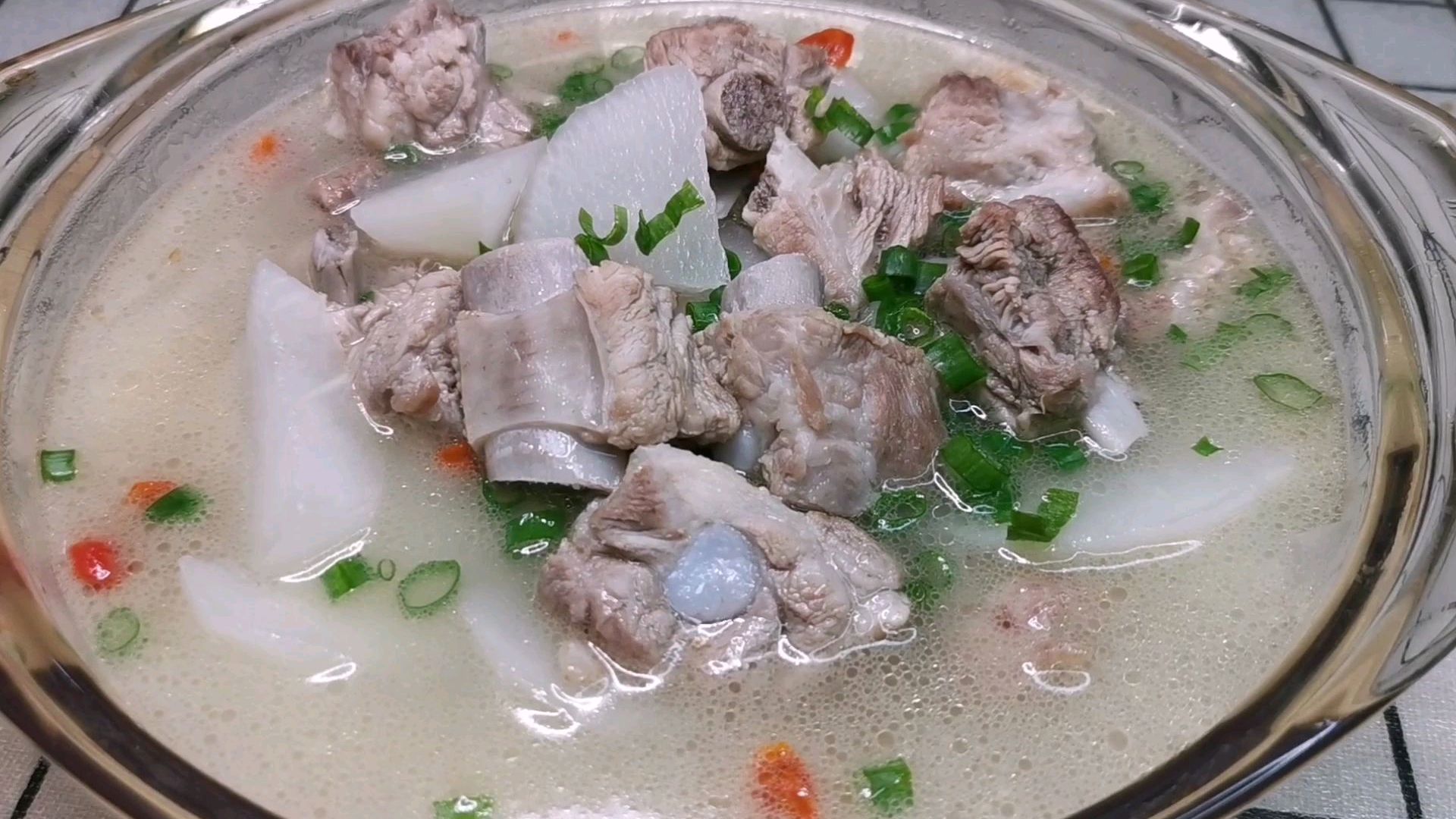 萝卜排骨汤的正确做法，汤鲜味美，老少皆宜