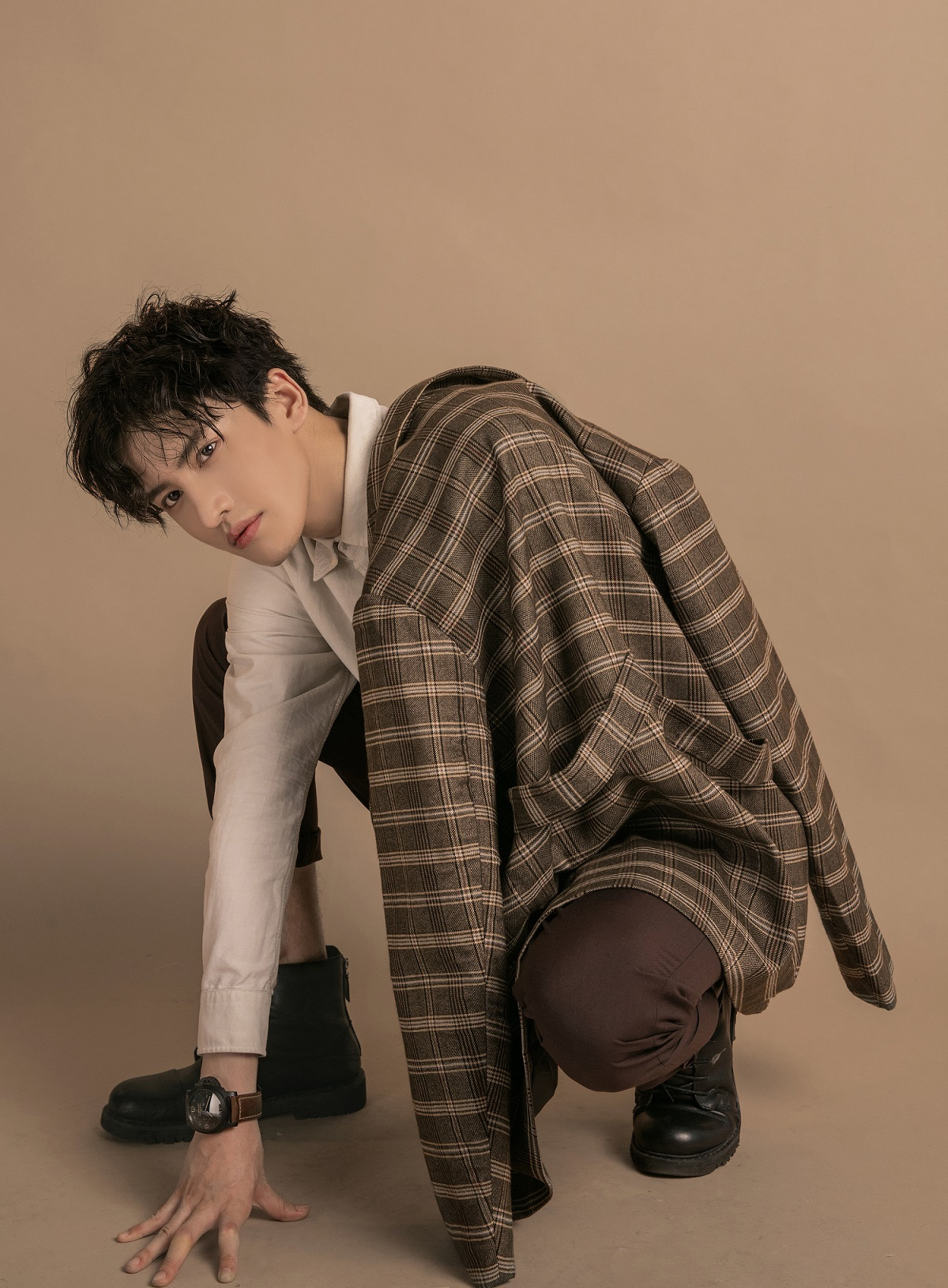 赵越化身摩登少年,全新的风格尝试