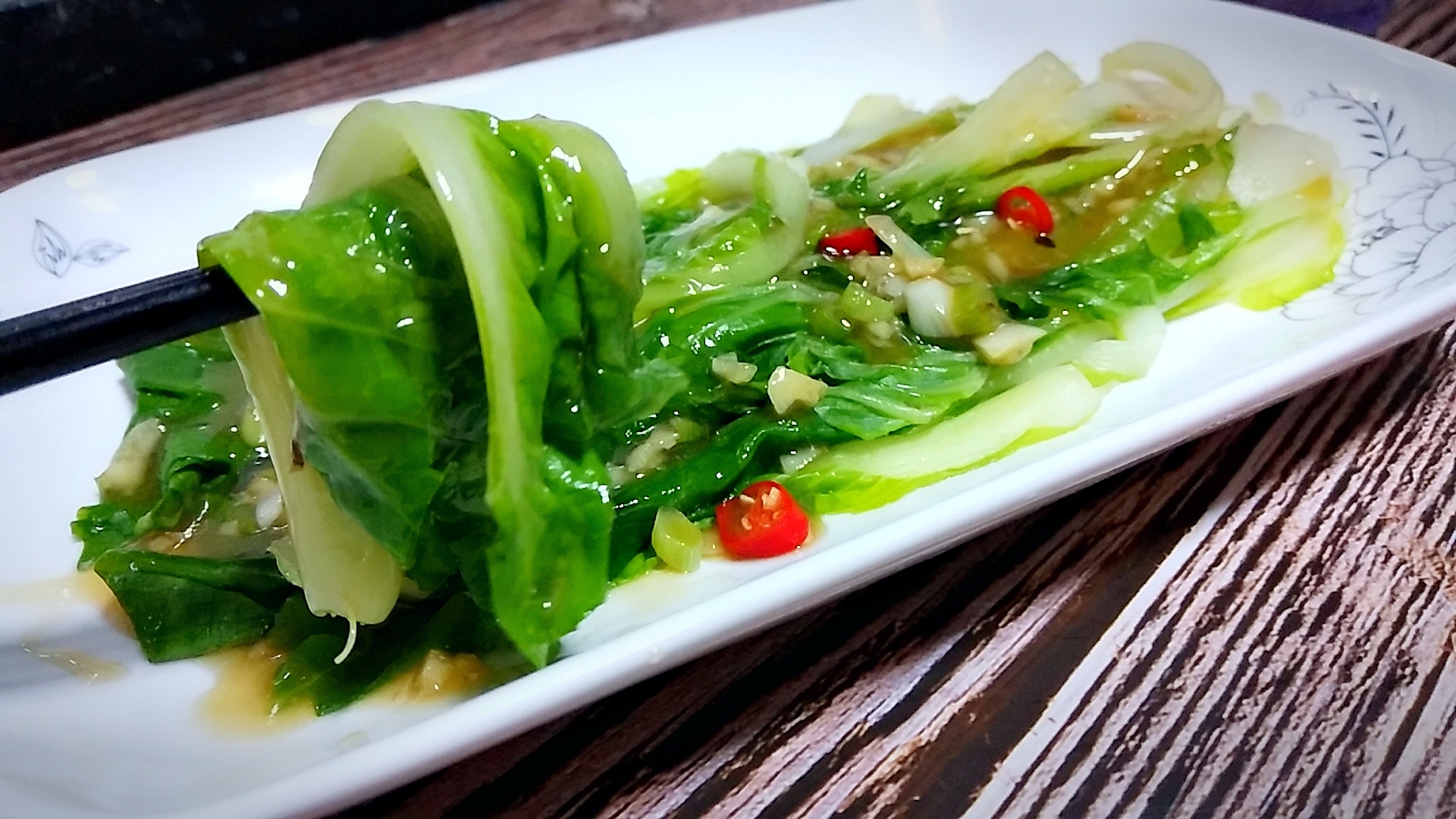 我们的蒜蓉小白菜就做好了,口感脆嫩,口味清香,还有浓浓的蒜香味,冬至