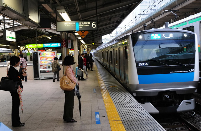 日本东京地铁为缓解高峰时段拥挤 竟想出这招儿引诱上班族早出行