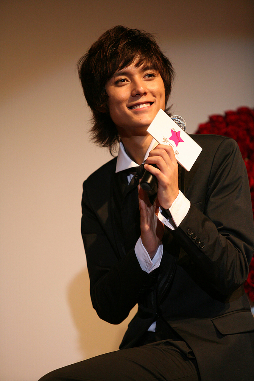 张超《加油好男儿》出道,要说糊吧,也陆陆续续演过点电视剧,代表作是