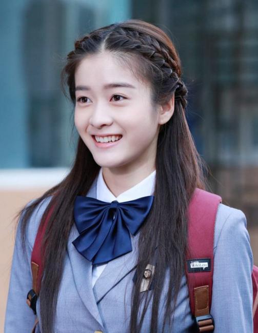 她们穿校服的样子,你觉得谁最美