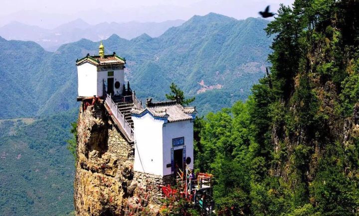 道教名山上面的佛教寺庙,建造在1700米悬崖边惊险无比