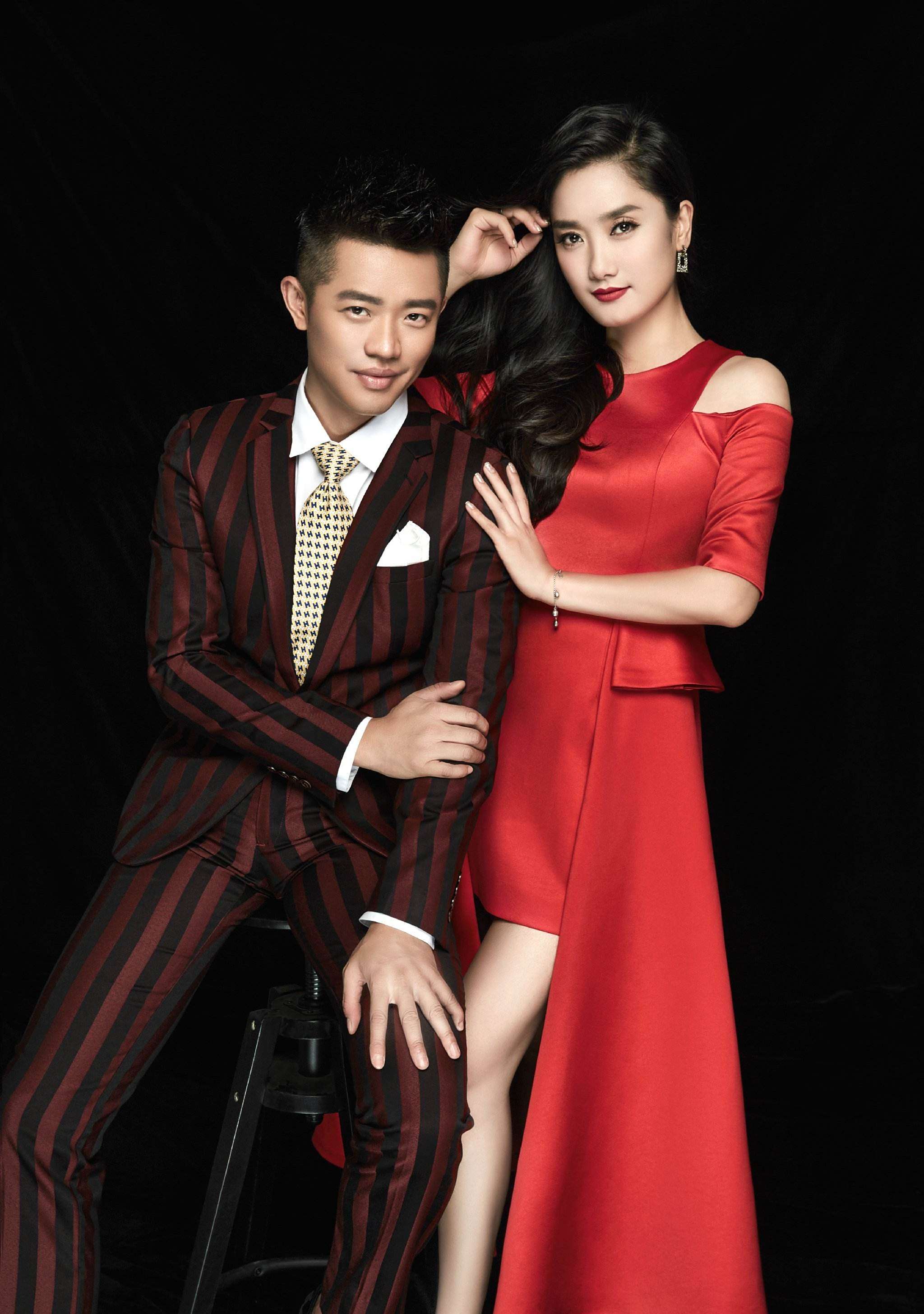 38岁凤凰传奇组合玲花素颜现身机场,网友直呼:你到底经历了什么