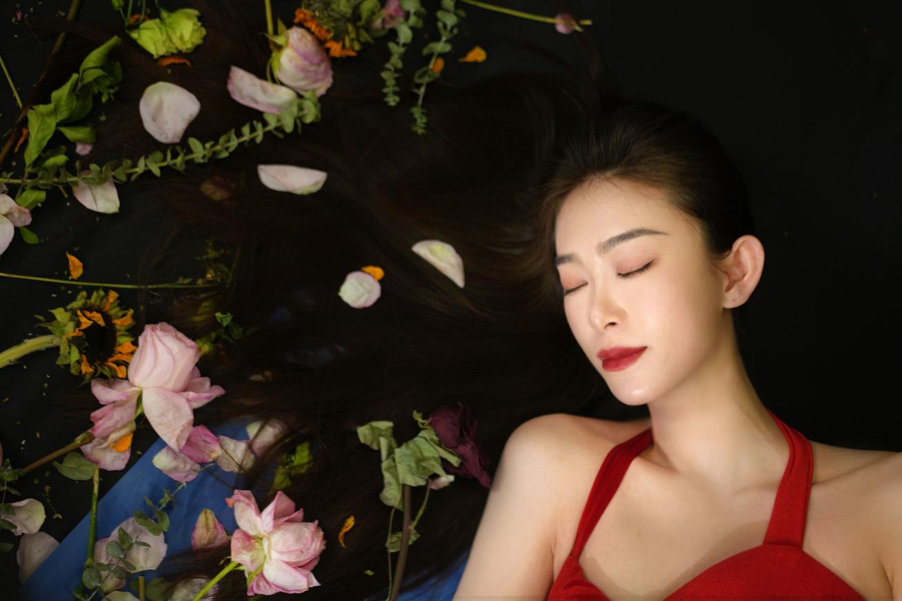 易昕杂志拍摄花絮照曝光,无修无p颜值绝了!