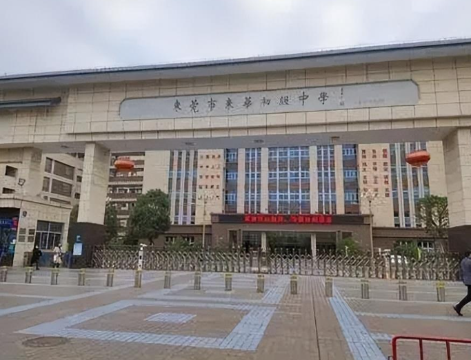 东莞东华中学老师自杀原因:疑批评学生得罪家长,被闹到学校降级