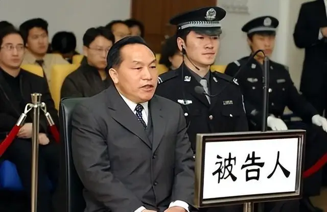 李嘉廷:54岁任云南省长,贪腐数百万判死缓,小三与妻子和谐相处