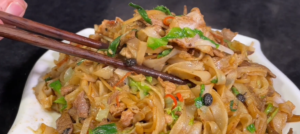 老友炒粉详细做法,广西特色小吃,那股特别的味道,太销魂了