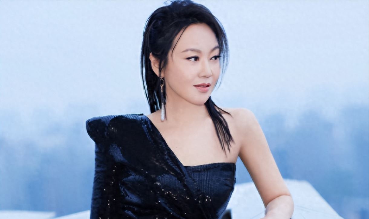 闫妮李晨发文引争议!女方晒生图皮肤蜡黄颈纹明显