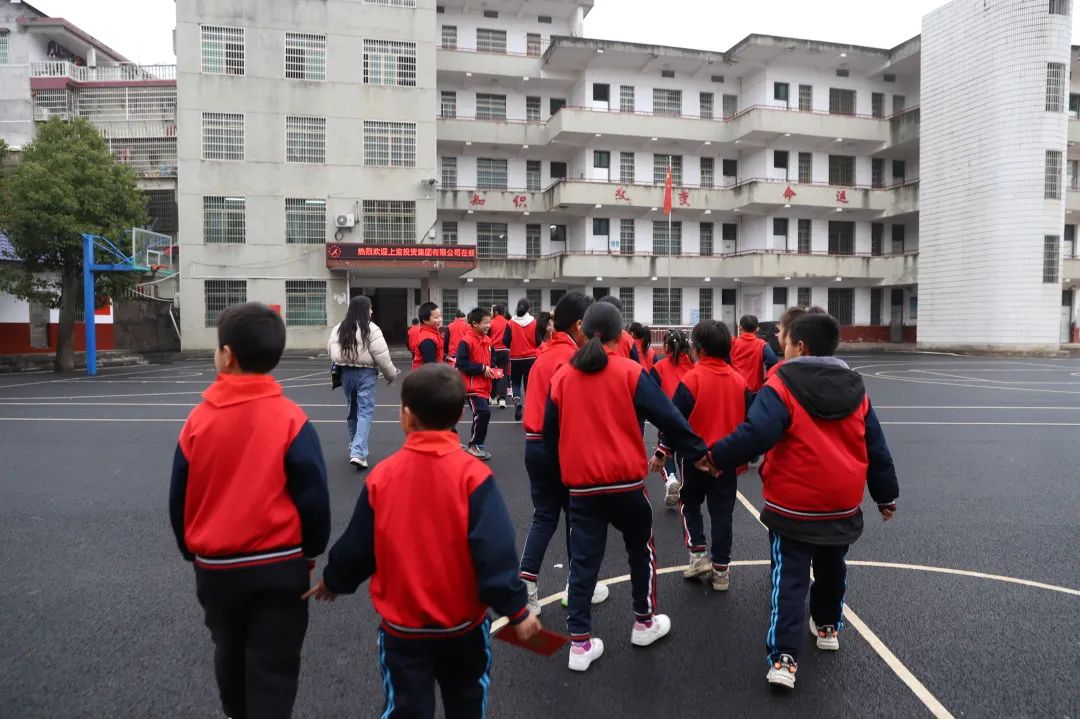 上宝集团赴衡山新桥镇中心完小参加爱心捐赠仪式