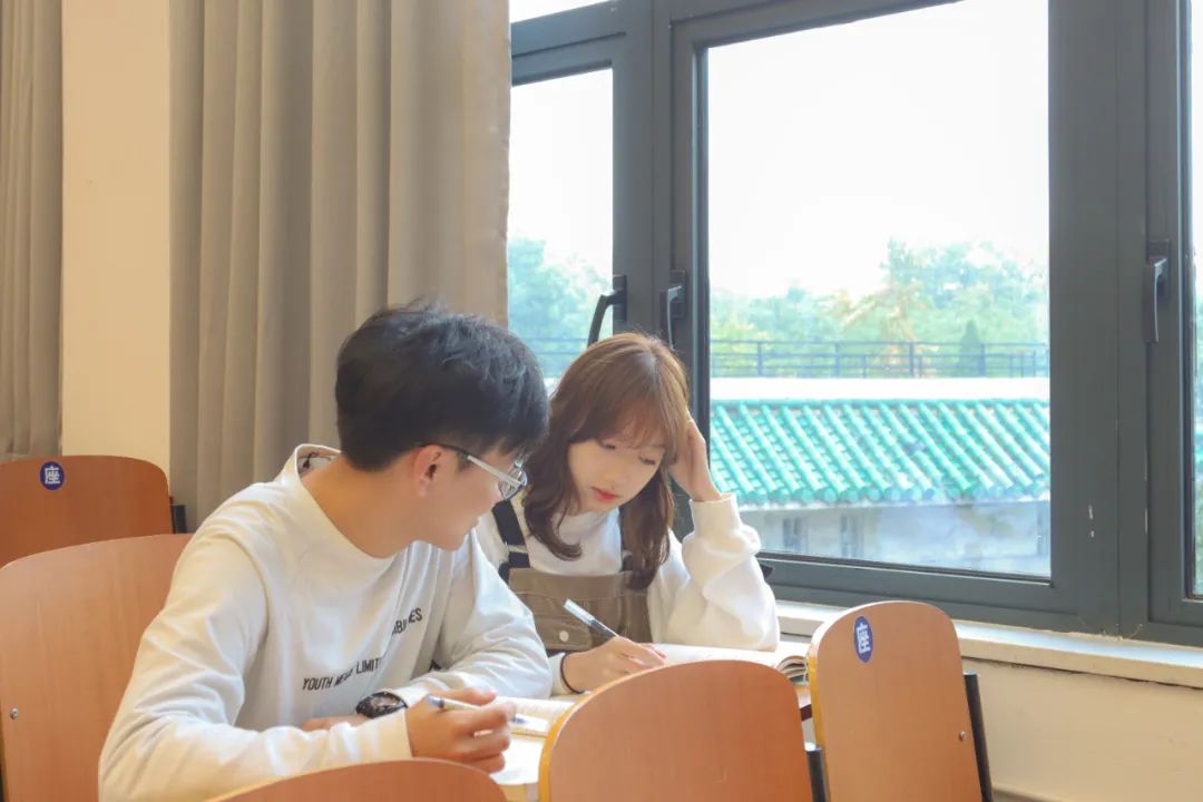 第1次去男友家,老乡神神秘秘拉走我:姑娘,赶紧离他远远的