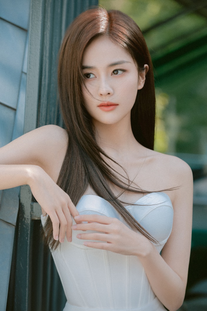 白鹿穿白色低胸裙出席活动,性感而有风情,网友:被惊艳到了