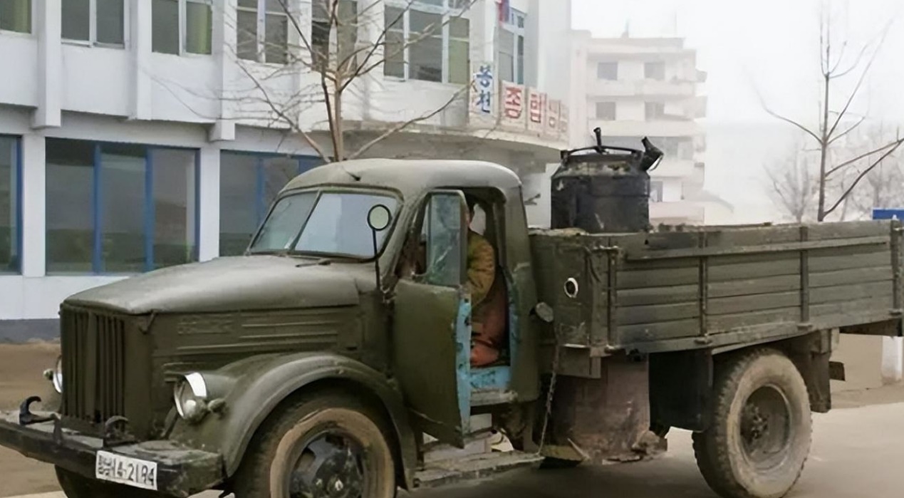 朝鲜乡镇道路上神奇的木炭卡车,我还是第一回见