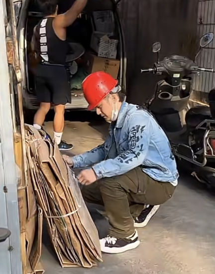 蒋劲夫近况曝光,白天收破烂,晚上送外卖,网友:不愧是演员