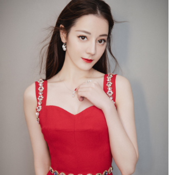 "捂胸天使"迪丽热巴和"袒胸女神"佟丽娅