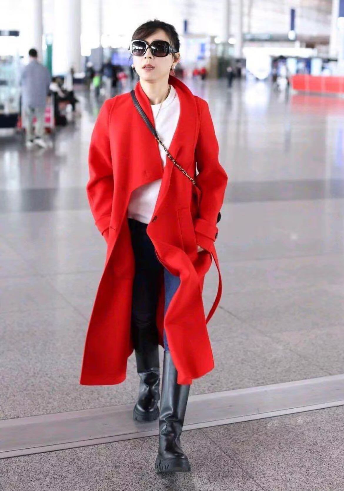 张静初还是这么美,把牛仔裤塞靴子里,仿佛走路都带风!