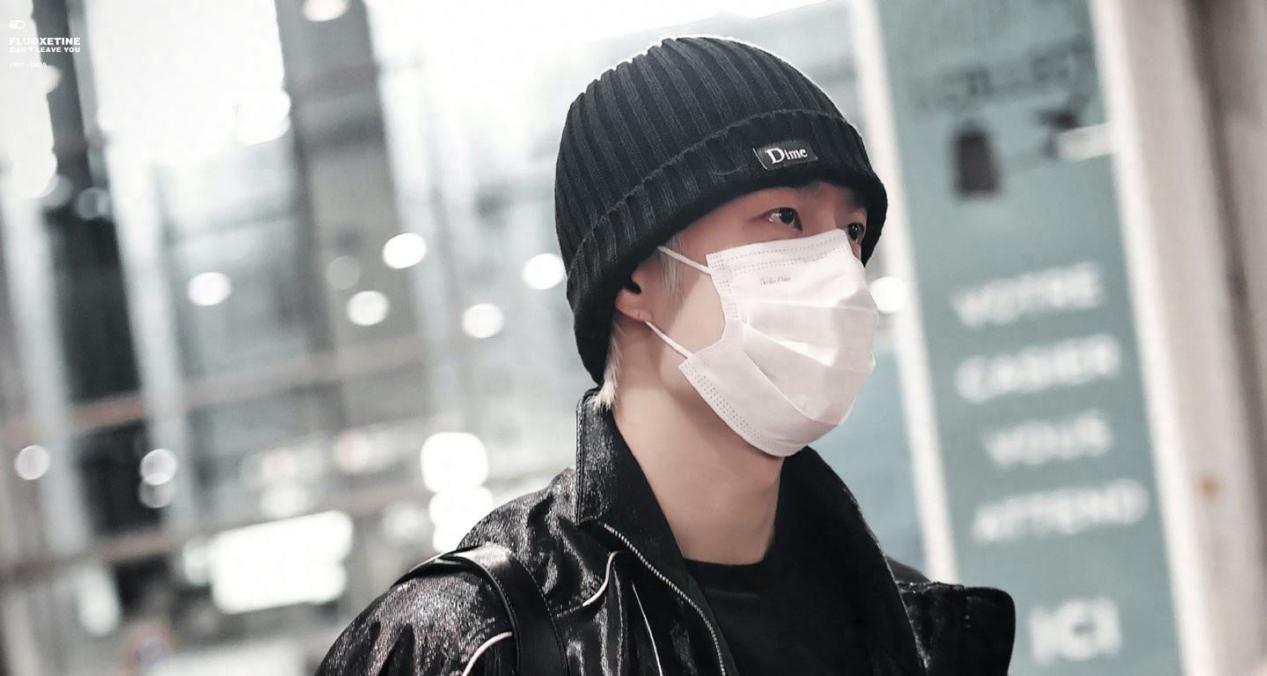 王一博抵达巴黎,海外人气火爆,银白色头发成功出圈