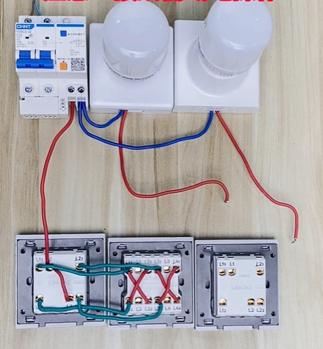 三根线两个灯双控开关图片