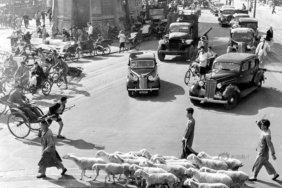 民国出租车"怪象":汽车靠"烧炭",车费贵上天,最怕跑长途